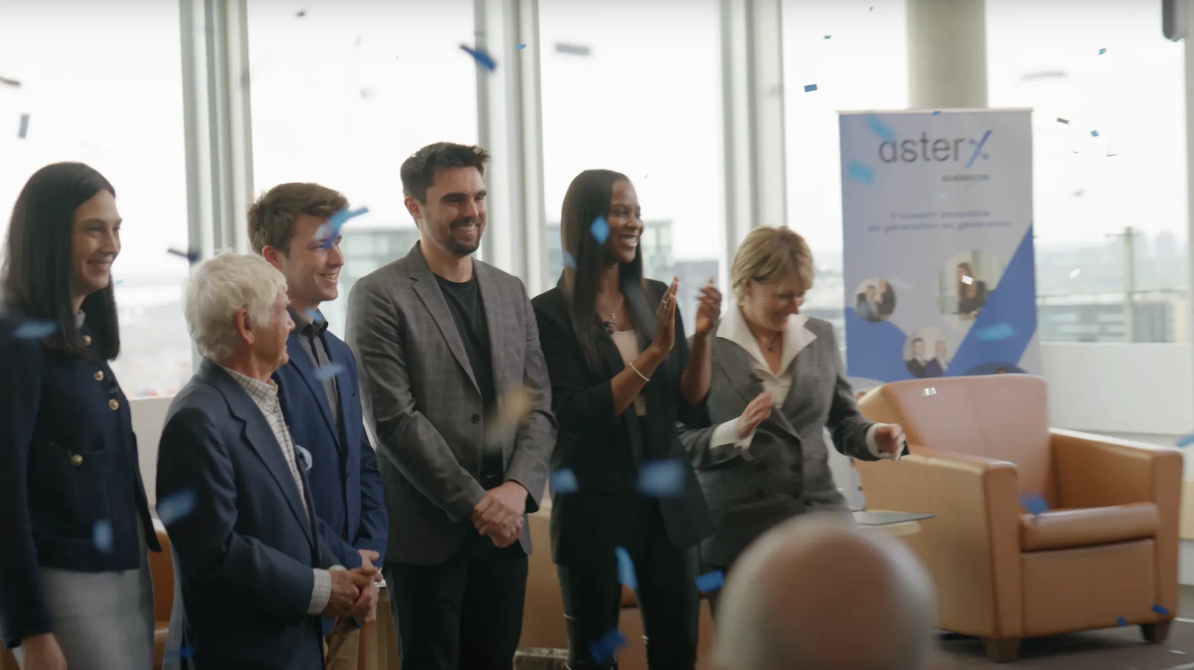Vue latérale d'un artisan à son bureau
