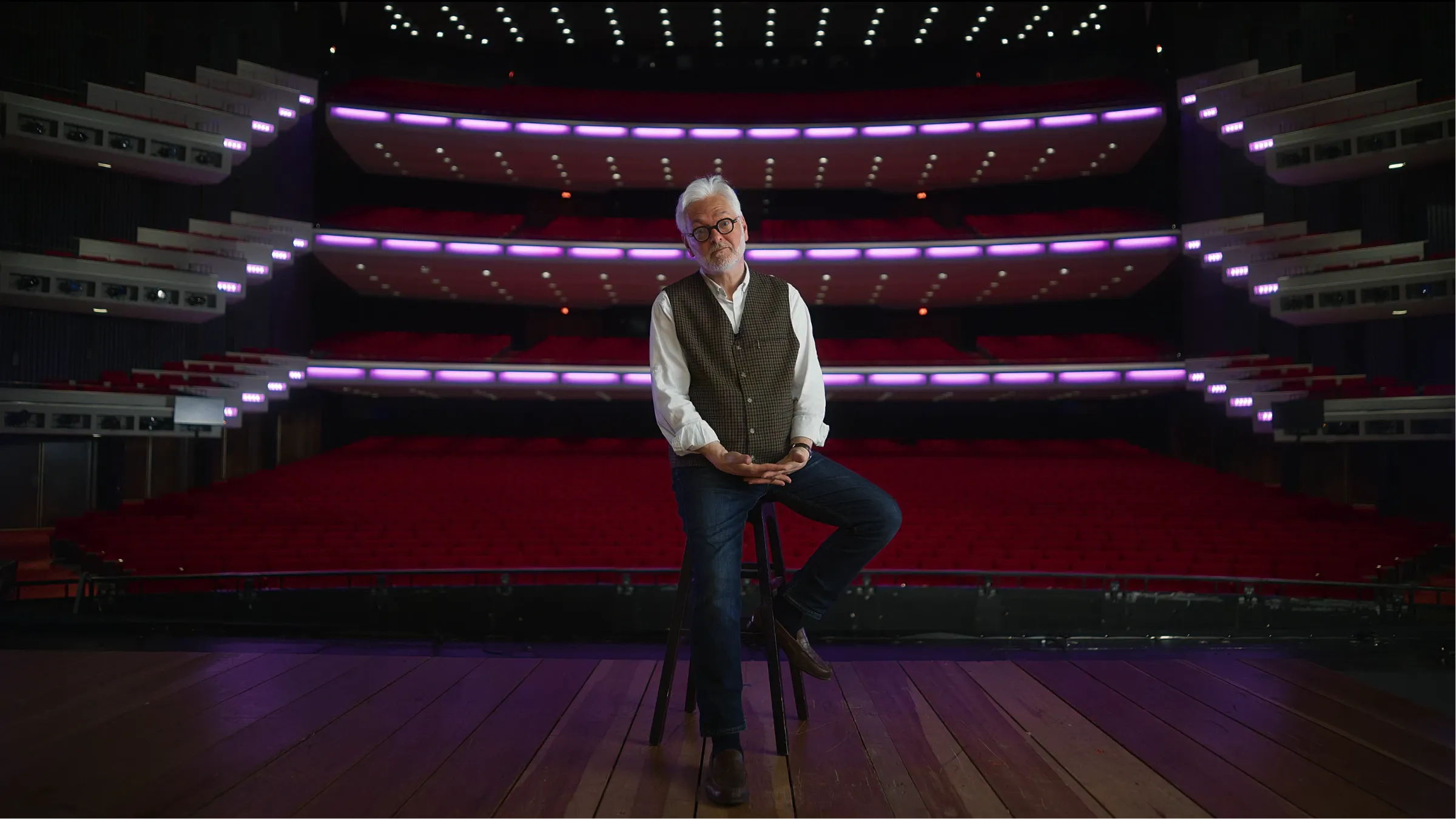 Artisan travaillant sur un ordinateur