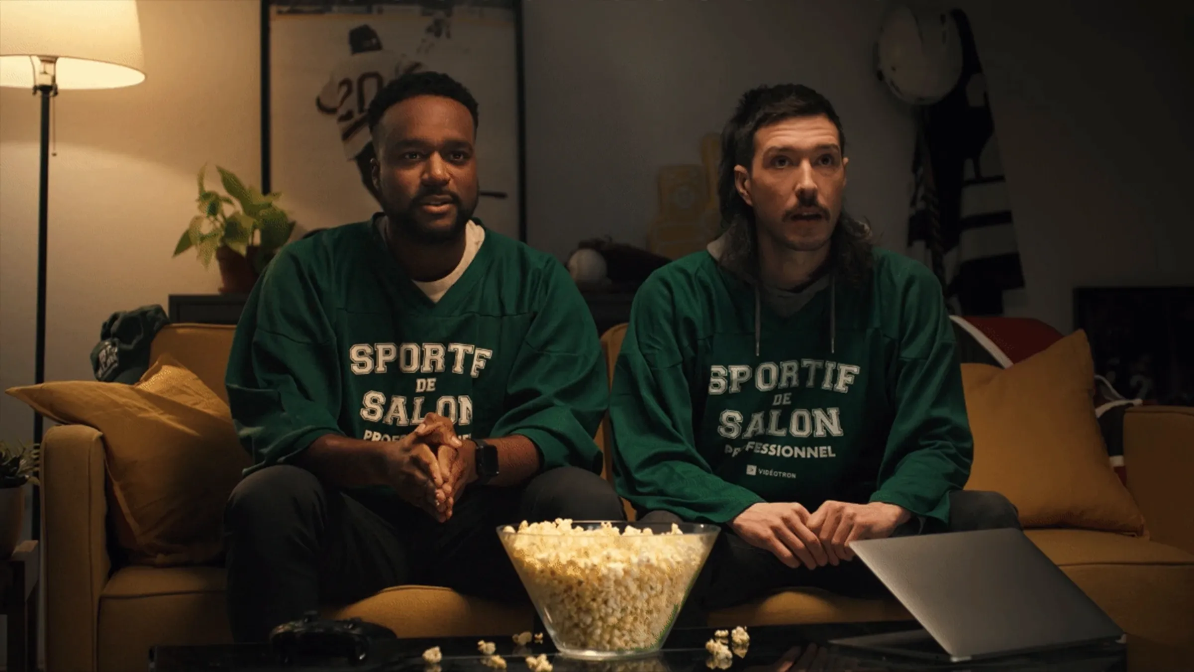 Deux hommes regardant la télévision